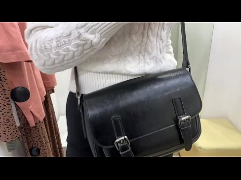 ❤️ 年轻婊子FeralBerry在试衣间用假阳具公开自慰 ❤️❌ 性爱