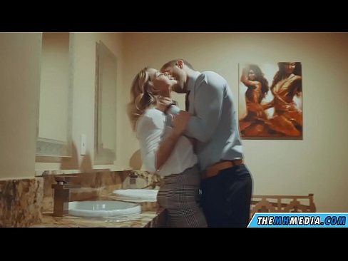 ❤️ 当一个胸大无脑的金发女郎在公共厕所里勾引你时 ❤️❌ 性爱